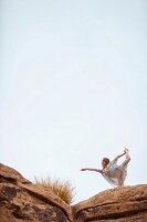Frau bei Yoga auf Felsformation, Stoney Point, Topanga Canyon, Chatsworth, Los Angeles, Kalifornien, USA