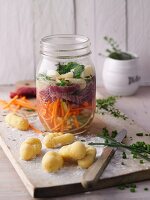 Gemüsesuppe mit Rinderfilet und Gnocchi im Glas