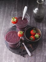 Erdbeer-Aronia-Smoothie mit Feigen, Leinsamen und Gerstengras