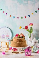 Russischer Honigkuchen mit Blumendekoration unter bunter Wimpelkette