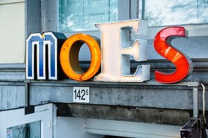 Schriftzug Restaurant Moes, Amsterdam, Niederlande
