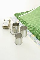 Geschenke veredeln: Teedosen aus Weissblech mit Japanpaper bekleben