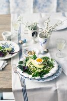 Zucchini-Apfel-Salat mit Avocado und Ei zu Ostern
