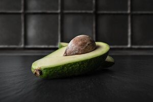 Eine halbierte Avocado mit Kern