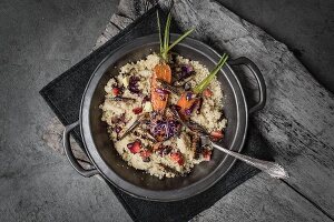 Erdbeerrisotto mit Frühlingsgemüse und Heuschrecken