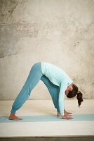 Honouring life with the Aham mantra – Step 3: breathe out, bend over the leg and say 'Aham' (detox yoga)