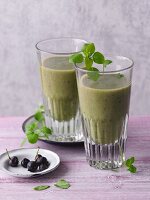 Green smoothies with bananas, blueberries and chickweed