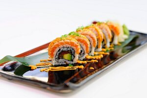 Regenbogen-Sushi mit Lachs
