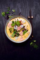 Tom Kha Suppe mit Lachs, Kabeljau, Brokkoli, Zucchini, Koriandergrün und Sprossen (Thailand)