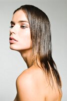 Dunkelblonde Frau mit nassen Haaren