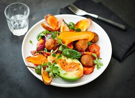 Vegane Kichererbsenbällchen mit frittierten Süsskartoffelscheiben, Avocado, Kirschtomaten und Ajvar