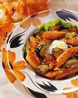 Möhren-Zucchini-Gemüse aus dem Ofen mit Sesam und Sauerrahm