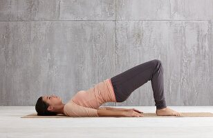 Bridging (pilates) – Step 1: lie on back, raise buttocks