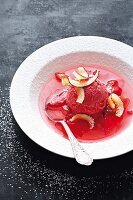 Rhabarber-Consomme mit Erdbeer-Kokos-Sorbet