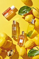 Verschiedene Parfumflakons vor gelbem Hintergrund