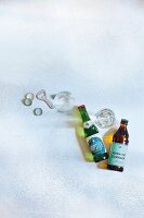 Hopfenlimonade und weiße Traubensaftschorle in Flaschen und Gläsern