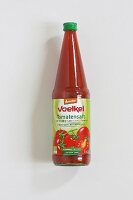 Eine Flasche Tomatensaft der Firma Voelkel
