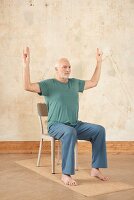 Stocking up on sun energy (yoga) – Step 1: sitting, arms raised, finger tips together