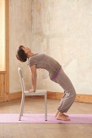 Wood chopper (yoga) – Step 2: raise pelvis, stretch spine