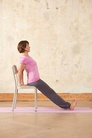 Bogen (Yoga), Schritt 1: Sitzen, Beine gestreckt