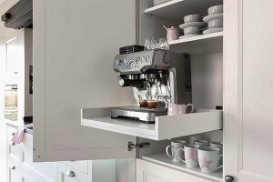 Offener Küchenschrank mit Espressomaschine auf ausziehbarem Tableau