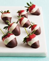 Frische Erdbeeren mit dunkler und weißer Schokoladenglasur