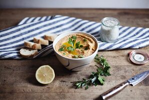 Hummus mit frischer Petersilie, Zitrone und Baguette