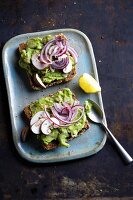 Vollkornbrot mit Avocado-Pilz-Tatar