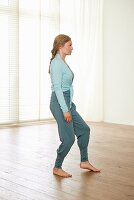 Posture (Qigong): loosen hip joints, leg forward