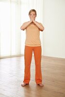 Rudong: combined movement (Qigong) – Step 3: hands in front of face