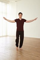 The bird (Niaoxing, Qigong) – Step 3: feet next to each other, lower arms down by your side