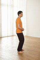 Strengthening the kidney qi three times (Sanshang Shenqi, Qigong) – Step 1: basic position, hand on lower torso