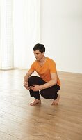 Balancing yin and yang (Yinyang Tiaoxie, Qigong) – Step 7: weight on right foot, crouch down