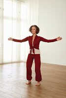 Opening the chest (qigong) – Step 2: open arms to the side