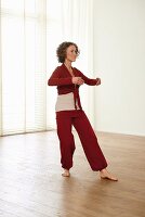 Opening wings (qigong) – Step 3: shift weight to the back, bend arms