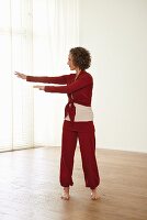 Turning the hoop (qigong) – Step 5: turn to the right taking arms with you