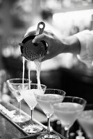 Martinis servieren in einer Bar