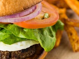 Close Up von Tomate, Zwiebeln und Salat im Hamburger