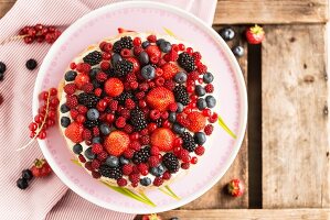 A berry nest with lemon cream (seen from above)