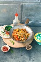 Mie Goreng mit Hähnchen und Sprossen (Indonesien)