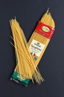 Eine geöffnete Packung Spaghetti