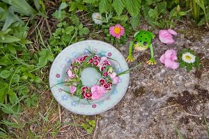 Wreath of sweet Williams, hydrangeas and grass on plate