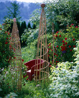 Klettergestell aus Bambusstäben und Korbweidengeflecht