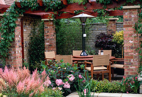 Sitzplatz unter Pergola