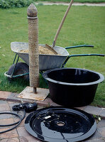 Clay column as water feature: style with accessories, water basin