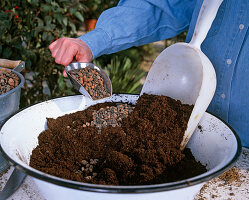 5th step: For better stability, mix expanded clay under the soil