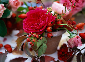 Little clay pots with rose petals, rose hips and leaves 3/3