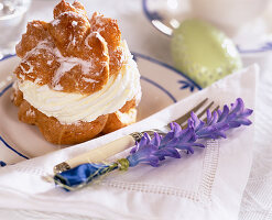 Plate decoration hyacinth flowers threaded on wire