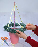 Hanging wreath in pink pot (4/6)