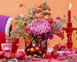 Arrangement with large-flowered Chrysanthemum (2/2)